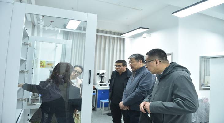 人站在门前描述已自动生成