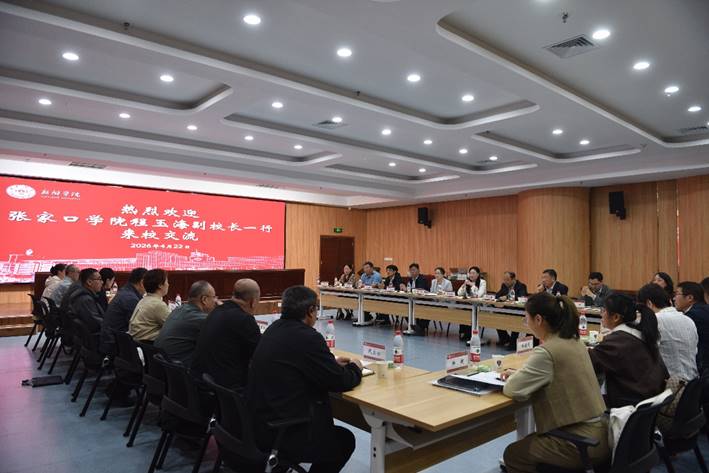 餐厅里的人们描述已自动生成