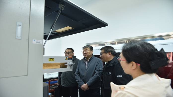 图片包含 人, 室内, 男人, 站描述已自动生成